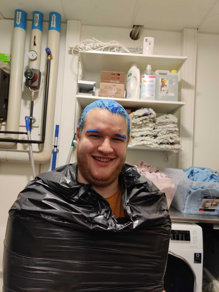 Som en konsekvens af sine kollegers donationer til Knæk Cancer gik Mikkel fra vores supportteam med til at farve sit hår team.blue blåt og beholde hårfarven i 18 uger. 